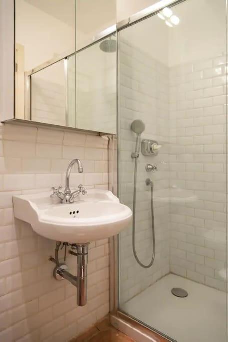 Hidden Retreat - Duomo Apartment มิลาน ภายนอก รูปภาพ